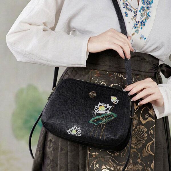 刺繍_レザー_ブラック_ロータス_ショルダーバッグ_-_中文2470520 Embroidery_Leather_Black_Lotus_Shoulder_Bag_-_SinoCultural-2470520