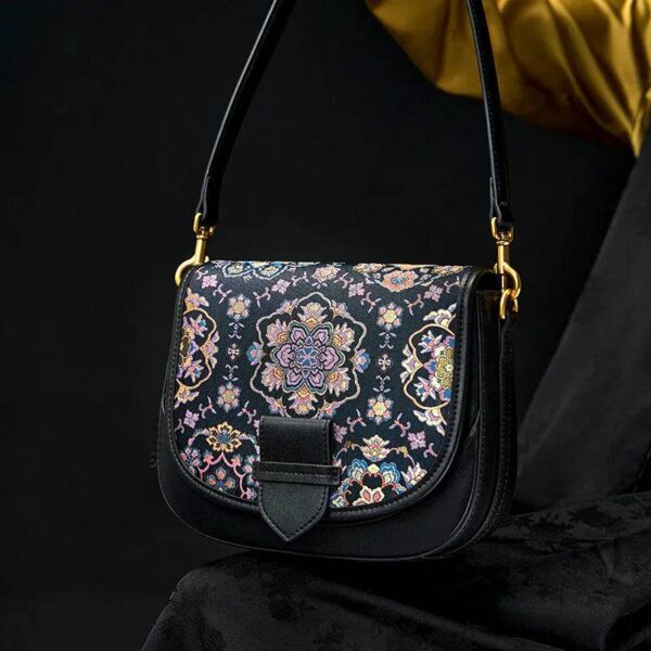 モデル_着用_歌_ブロケード_メッセンジャーバッグ_カジュアル_エレガンス03 Model_Wearing_Song_Brocade_Messenger_Bag_Casual_Elegance03