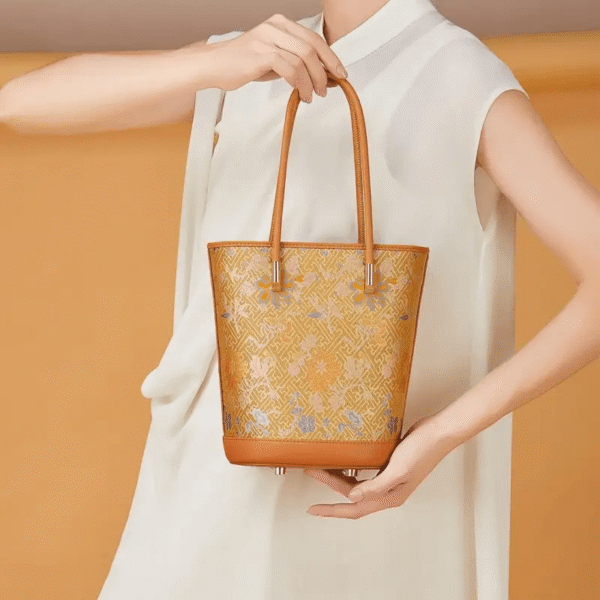 ソング_ブロケード_マルベリー_シルク_トート_バケツバッグ_P120636 Song_Brocade_Mulberry_Silk_Tote_Bucket_Bag_P120636