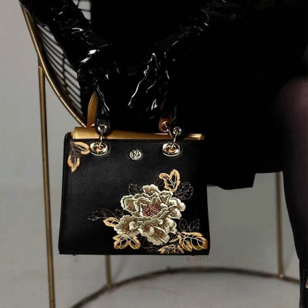 エンブロイダリーレザー・ブラックゴールドピオニーハンドバッグ_マキモデル詳細 embroidery-leather-black-gold-peony-handbag-_maki-model-detail