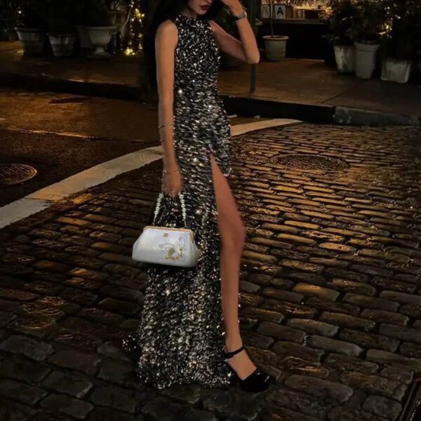 刺繍レザーロータスクラッチモデルフロントイベント embroidery-leather-lotus-clutch-model-front-event