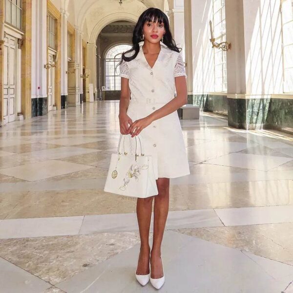 刺繍レザー・マグノリア・トートバッグ・スカーフ・モデルサイド embroidery-leather-magnolia-tote-bag-scarf-model-side