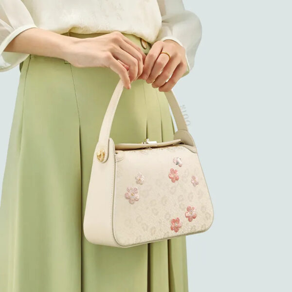 両手前の梅の花バッグを持つモデル model-holding-plum-blossom-bag-both-hands-front