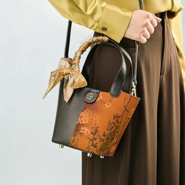 モデル着用プラムブロッサムハンドバッグショルダー model-wearing-plum-blossom-handbag-shoulder