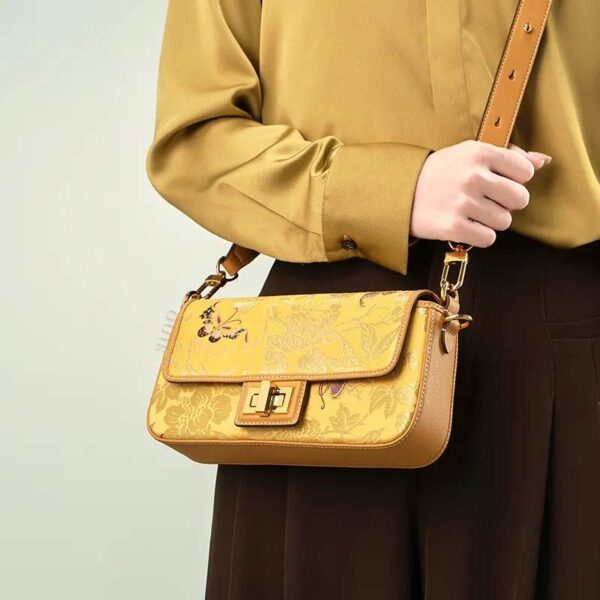 ユンジンブロケードレザーハンドバッグ刺繍蝶柄モデルクロスボディ yunjin-brocade-leather-handbag-embroidered-butterfly-pattern-model-crossbody